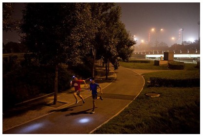 10,一个人跑步时,要经常更换路线和跑步时间.