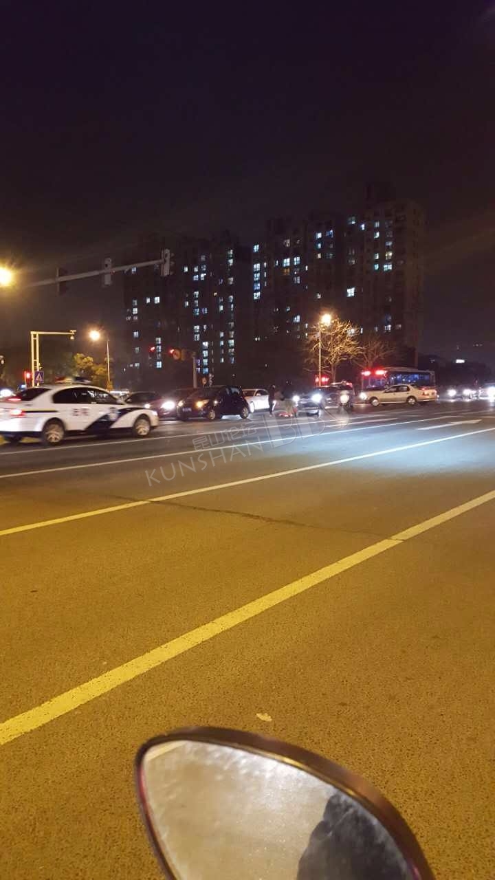晚上18点30左右 青阳路震川路红绿灯发生车祸 疑似因行人闯红灯