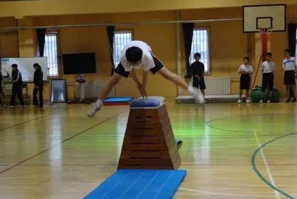 正常情况下,小学高年级学生应该学"山羊分腿