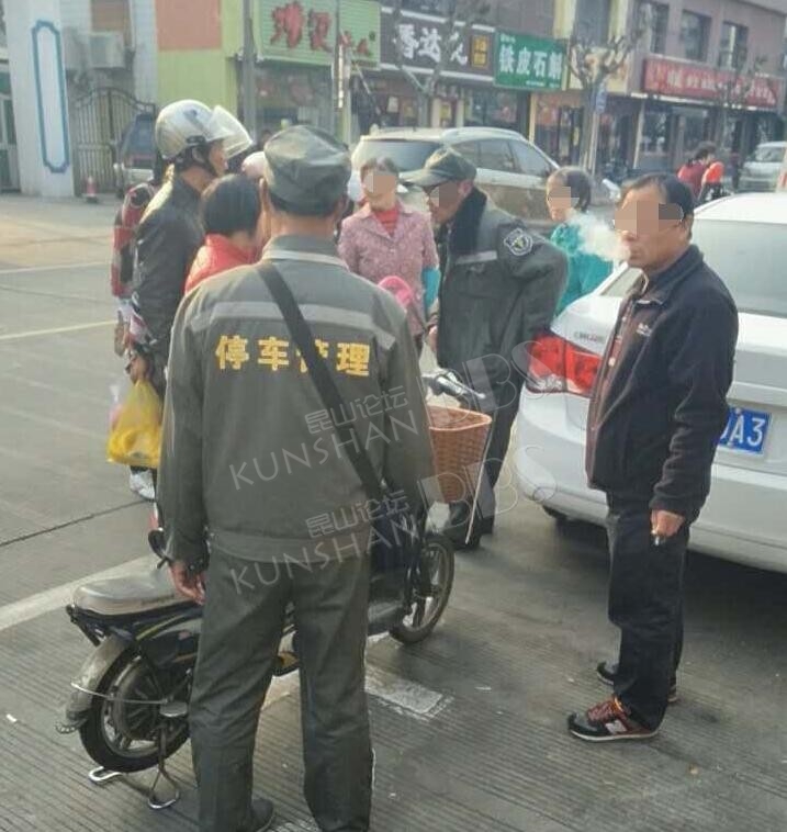 7:30时许,昆山城北紫竹路发生交通事故:一个收费员被环卫车撞了