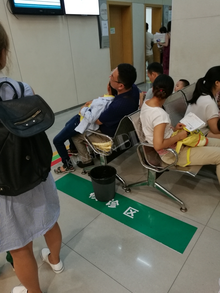 昆山友谊医院的夜间急诊,开了三个诊室实际只有一号诊
