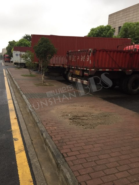 青阳港实验学校北停车场上大货车直接从人行道开过去,树:我招谁惹谁了