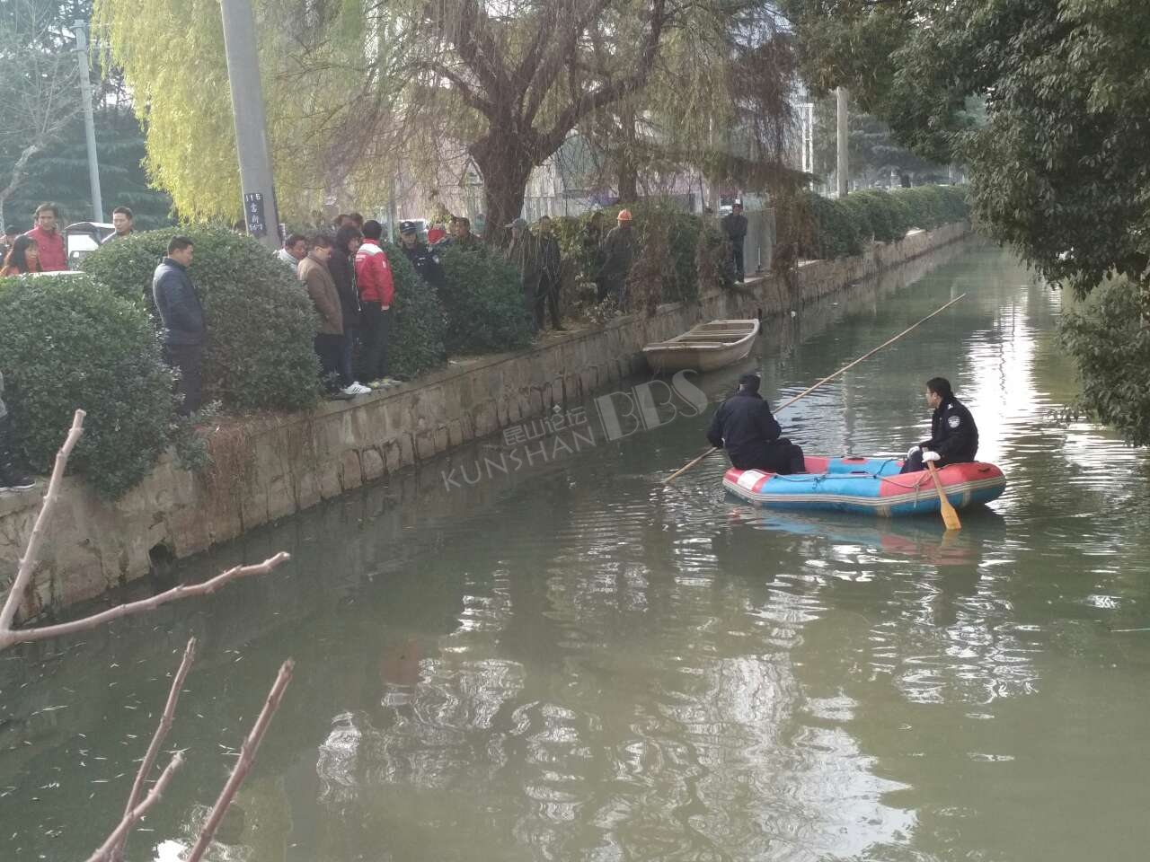 昆山开放大学门前小河 疑似有人中午喝酒喝多了 坠入