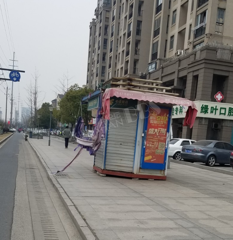 昆山萧林路卜蜂莲花对面金威广场门口的报刊亭上的雨蓬掉下来好多天无