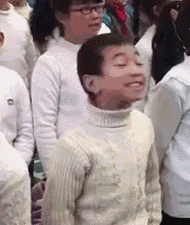 来感受一下他魔性的笑容, 浮夸的演技. https://imgcache.qq.