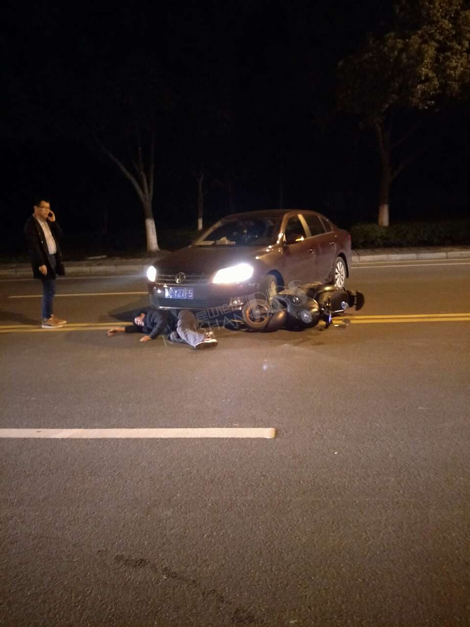 昆山高新区博士路林荫路发生车祸,电瓶车撞到轿车,希望人没事