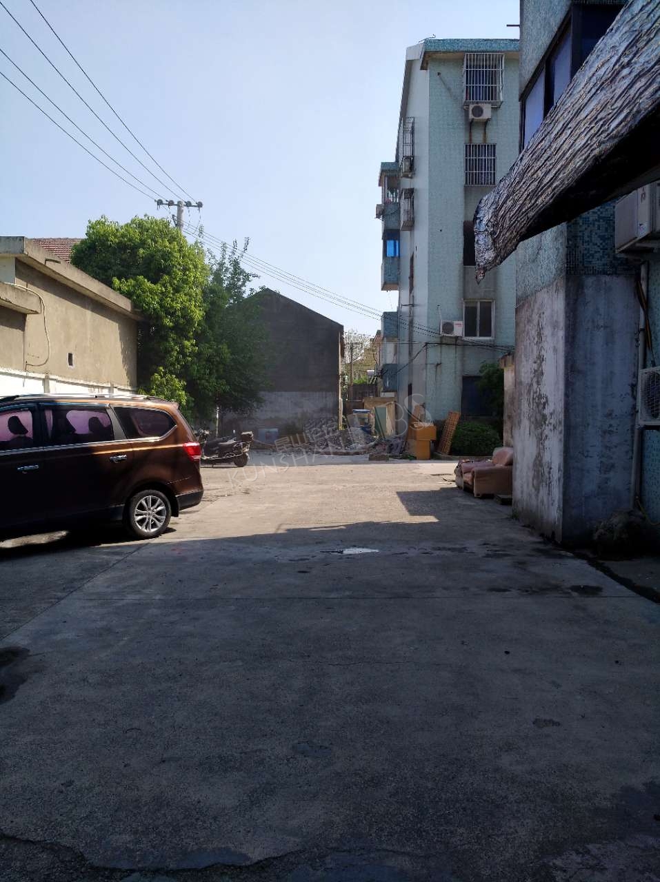 周市镇陆杨三星新村1号楼的三楼在装修,建筑垃圾高空
