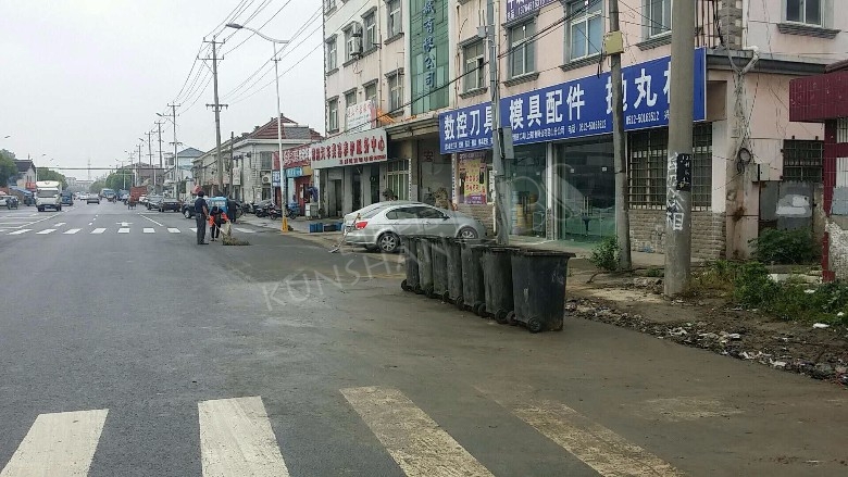 昆山千灯石浦兴浦街南段路东侧,每天垃圾成堆无人清理