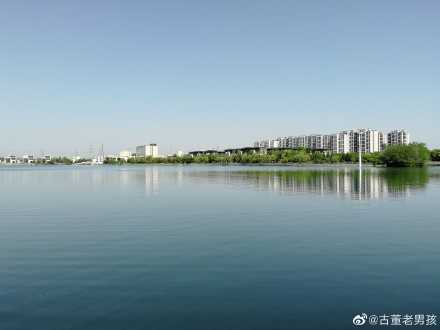 昆山玉湖公园风景不错,那里一大片河水很清澈