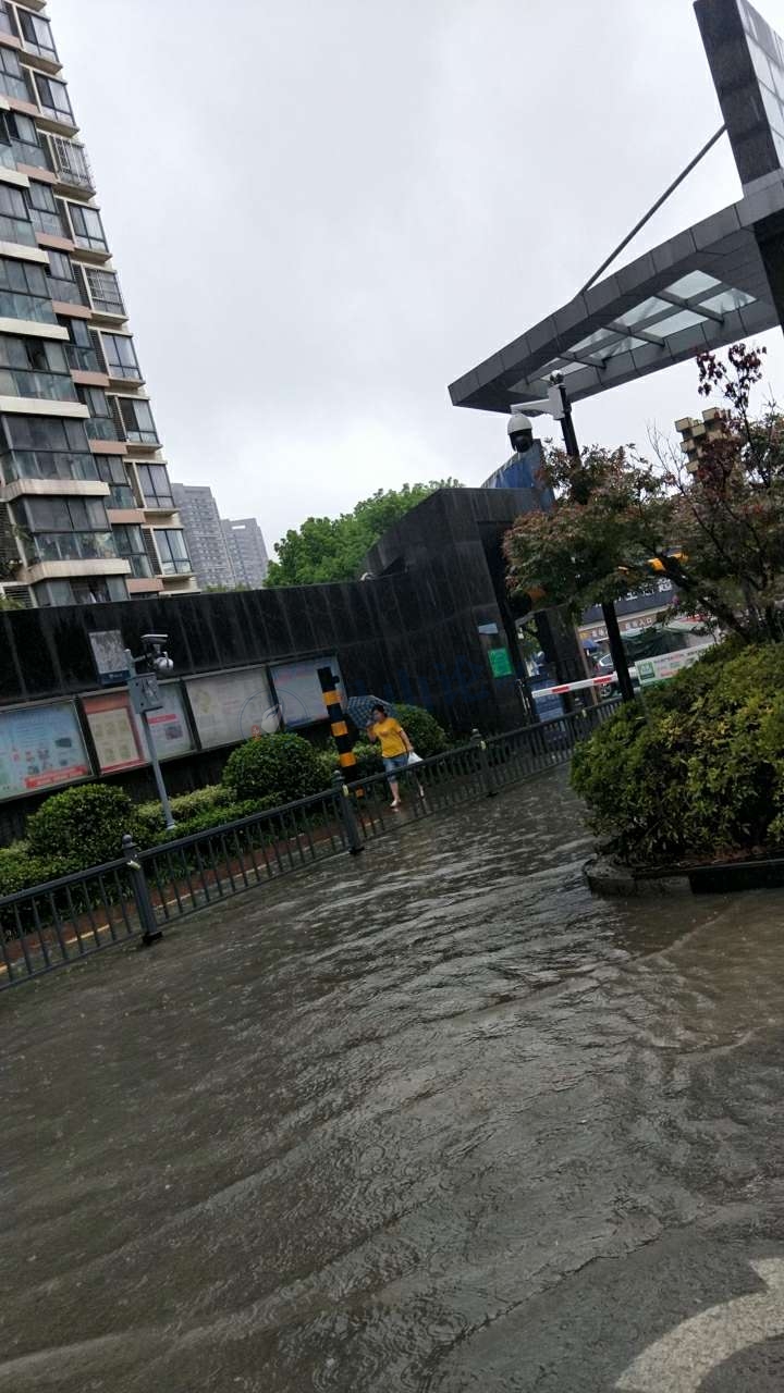 新城域小区雨天积水严重