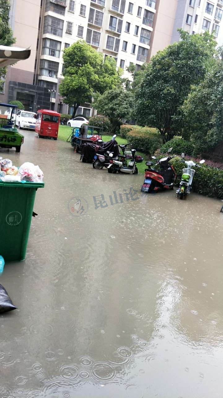 新城域小区雨天积水严重