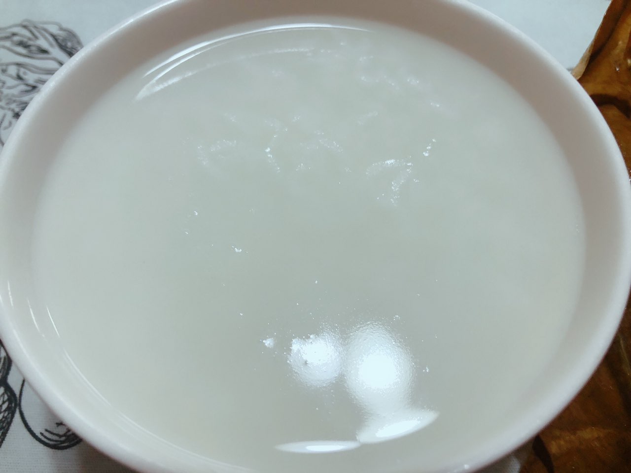 一碗白粥,一个荷香糯米鸡,一个橙子.