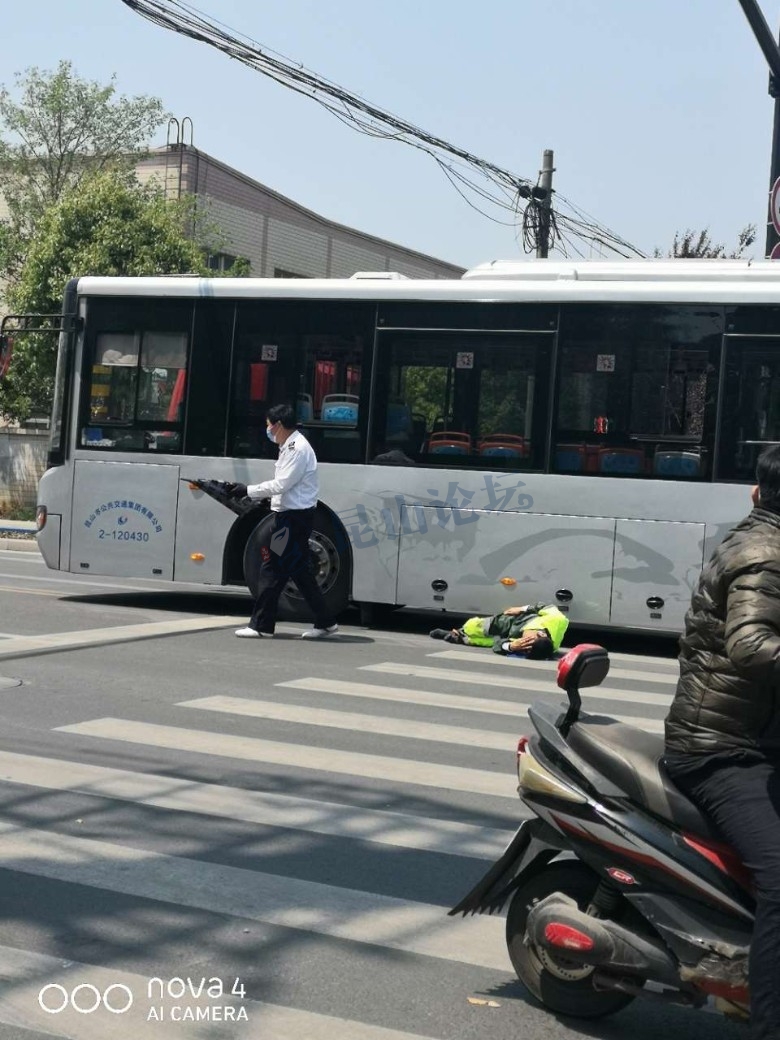 白塔路51路公交车碰到环卫工,幸好救护车来的及时