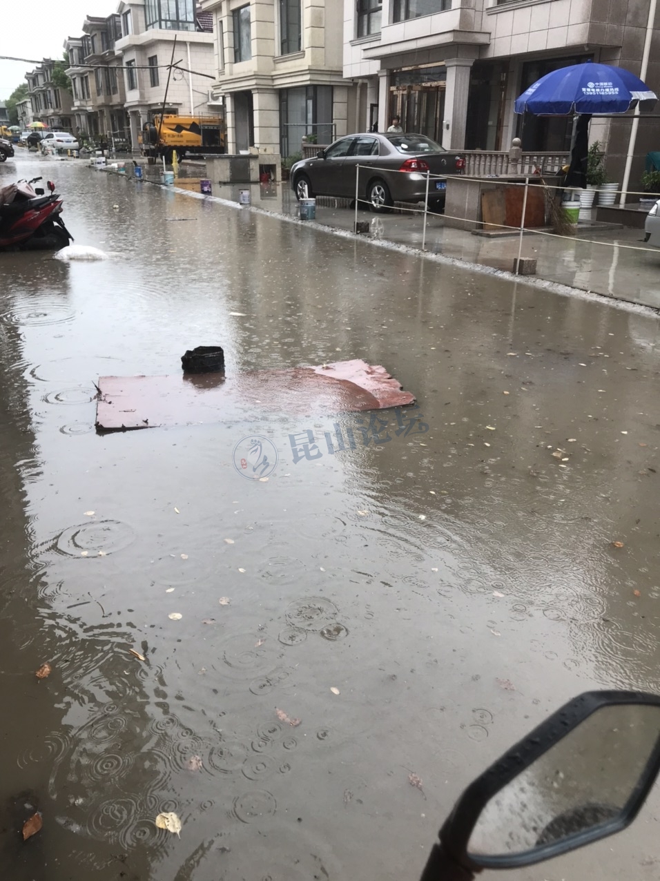 昆山市万步路的"虹桥新村"一下雨小区就大水成湖,带来