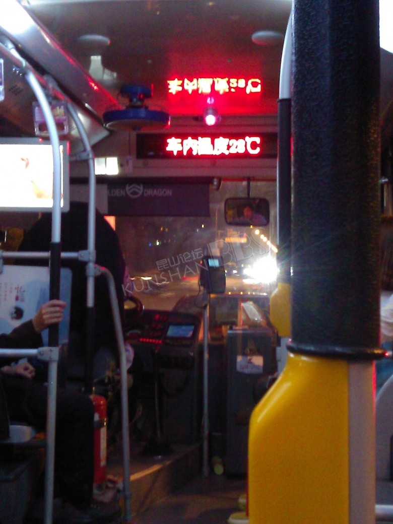 公交车内的温度比车外的高,该如何降温?