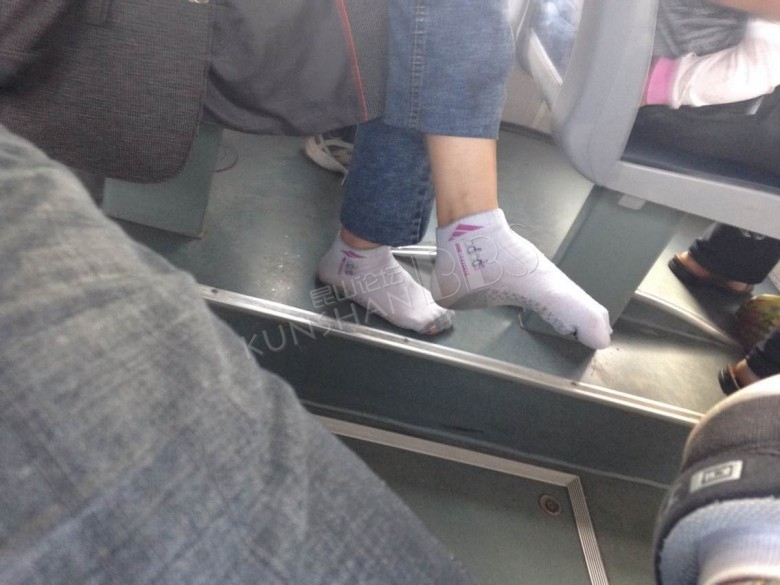 天气热,你可以穿凉鞋,公共场所,把鞋子脱掉,这算什么事?