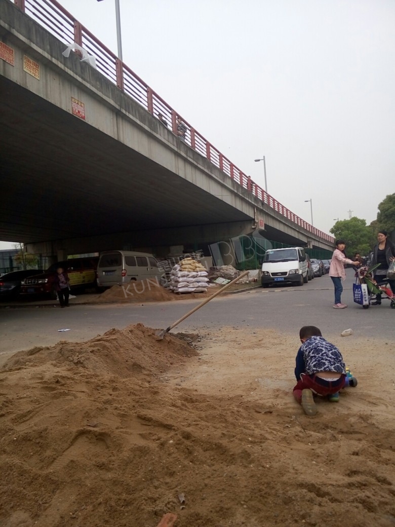 庆丰大桥下面的违建和建材垃圾谁来管管,看看都成什么
