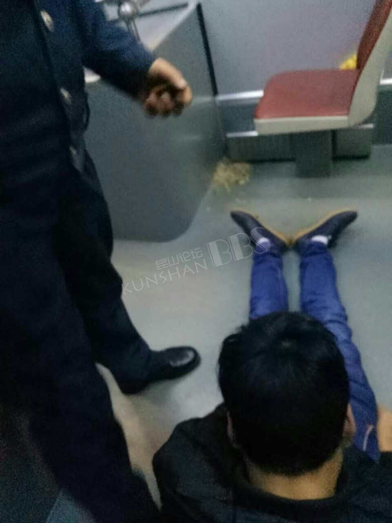 喝酒之人请勿去社会上影响别人,吐了公交车一车厢,驾驶员的委屈谁能懂
