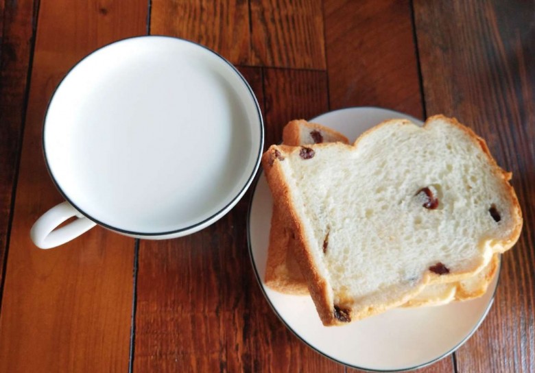 美好的一天从早餐开始——牛奶面包