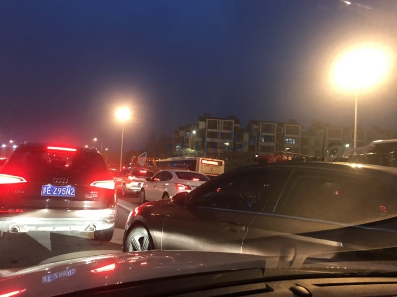 这样开车真的服了,苏e6s00x车主在张浦团结桥红绿灯路口实线强行变道