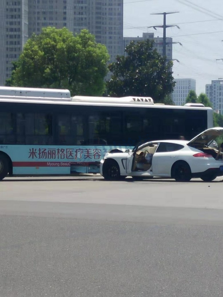 昆山马鞍山路体育中心附近交通事故,保时捷完败公交车