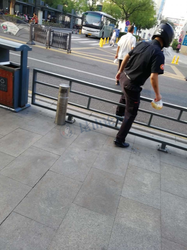 昆山第一人民医院门口对面人行道加了栏杆,还是有不自觉的行人跨栏