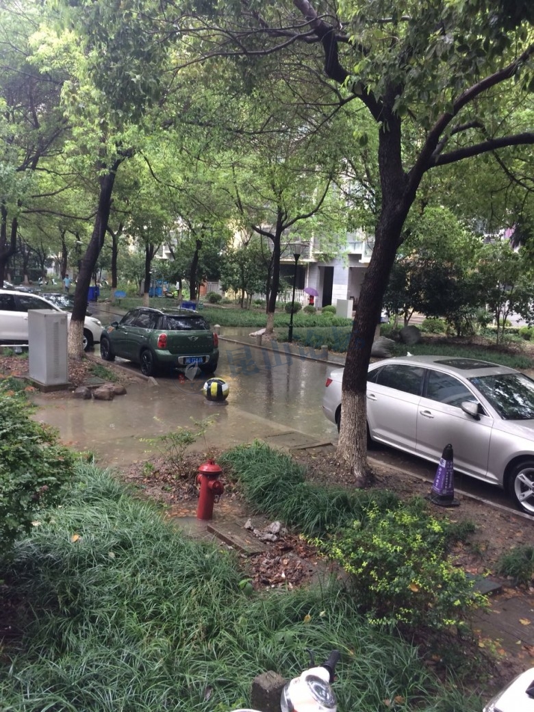 四季华城小区下雨路面积水严重,出行不便