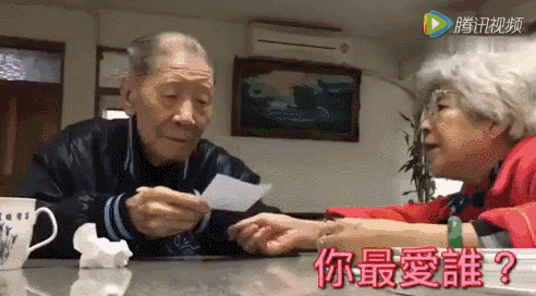 尽管家里没有特别准备礼物,但是可以看到奶奶深情地在爷爷脸上深深
