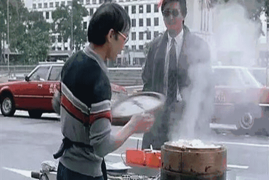 卡门》里有这么一个片断 张学友演的苍蝇哥在路边摆摊买鱼蛋的场景