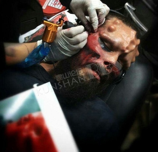 惊悚!委内瑞拉男子整容成真人版"红骷髅",行走的僵尸