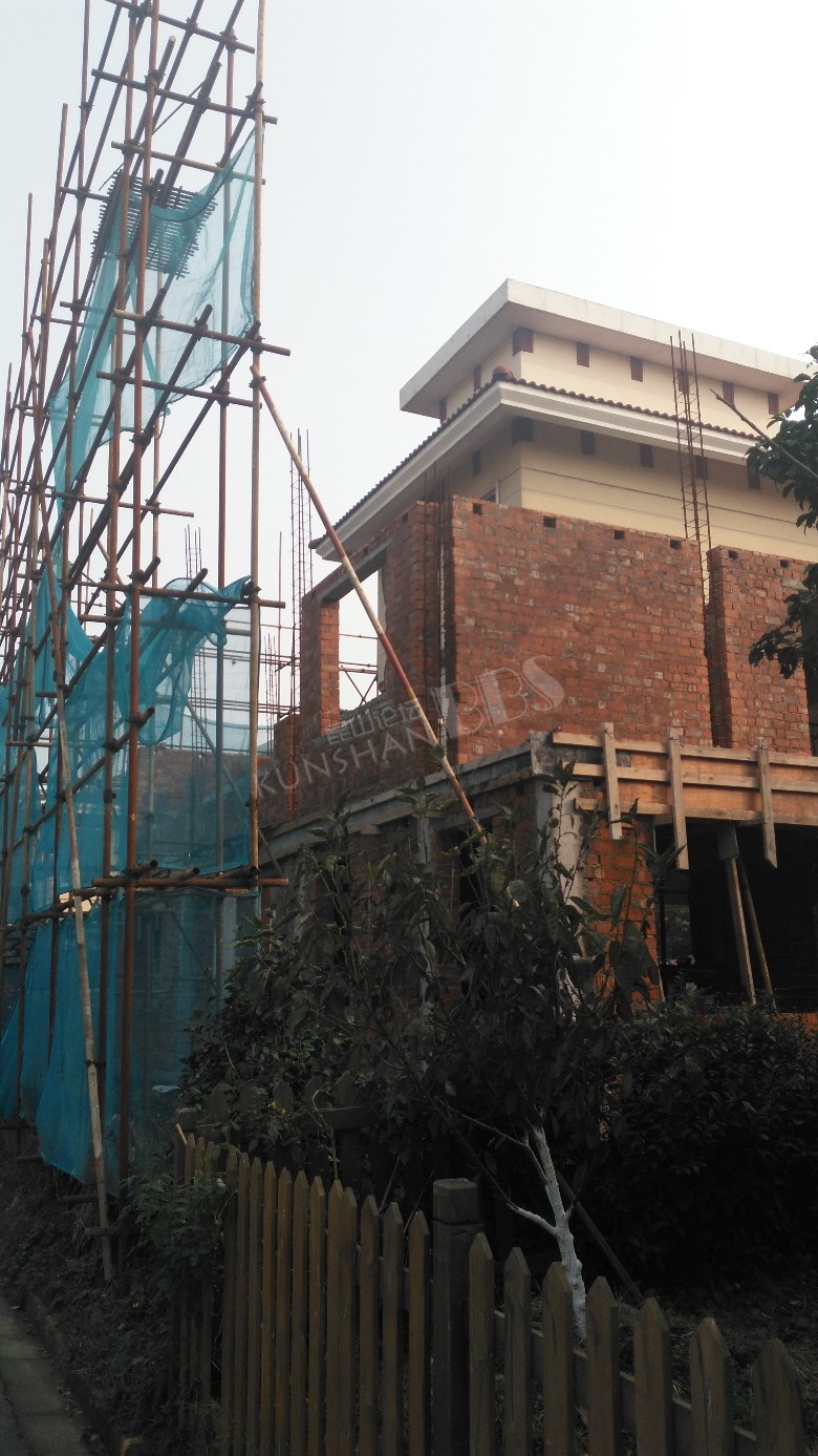 巴城湖滨南路丰泽园小区违章建筑泛滥,更占用公共绿地水面,请从速从严