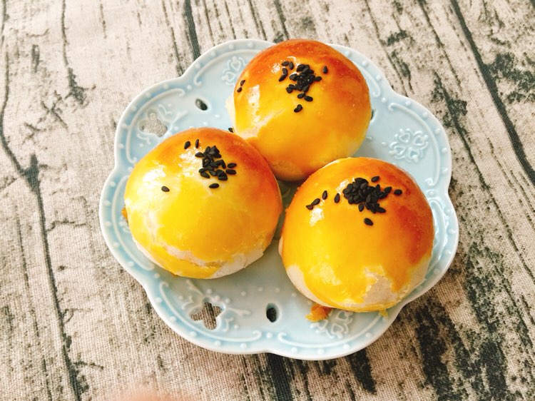 晒晒蛋黄酥,今天切开来了,上次让我切开的来看哈