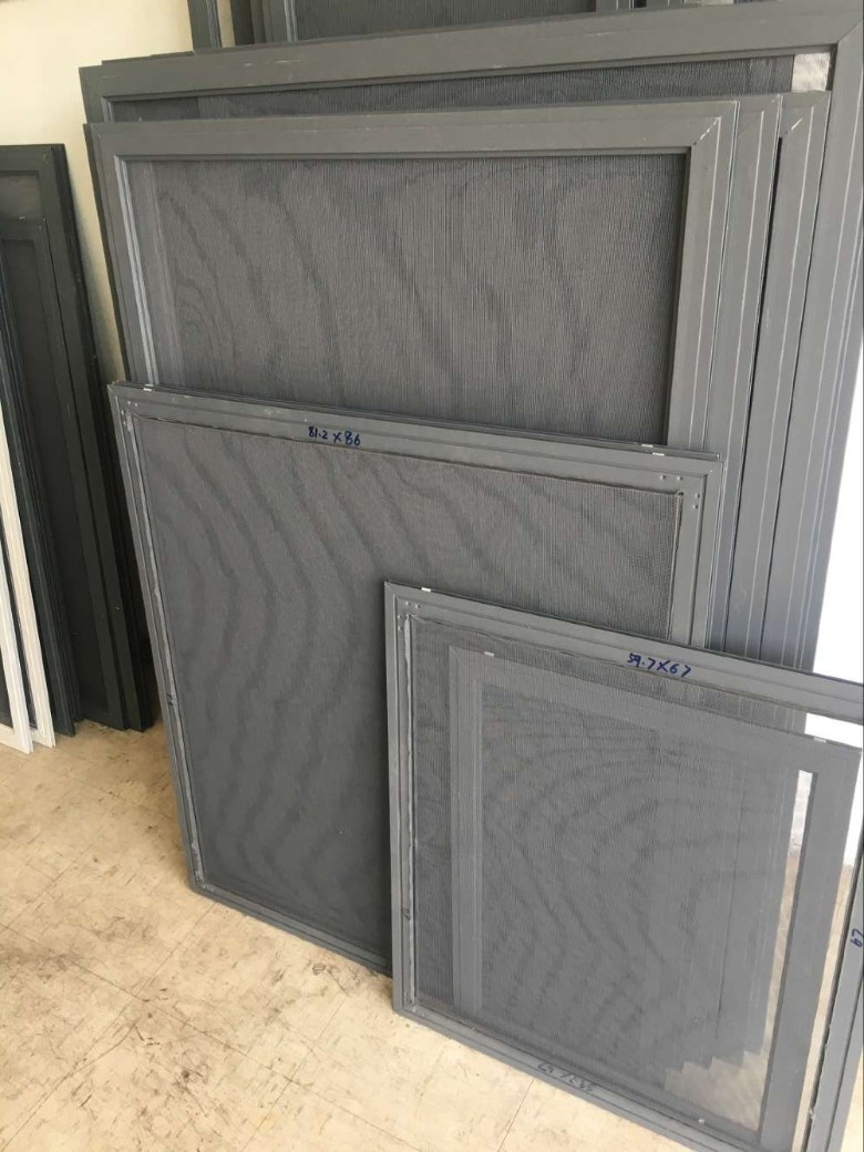 之前一般都是一般的推拉纱窗,材料是铝合金的,纱网是玻璃纤维的,罩种