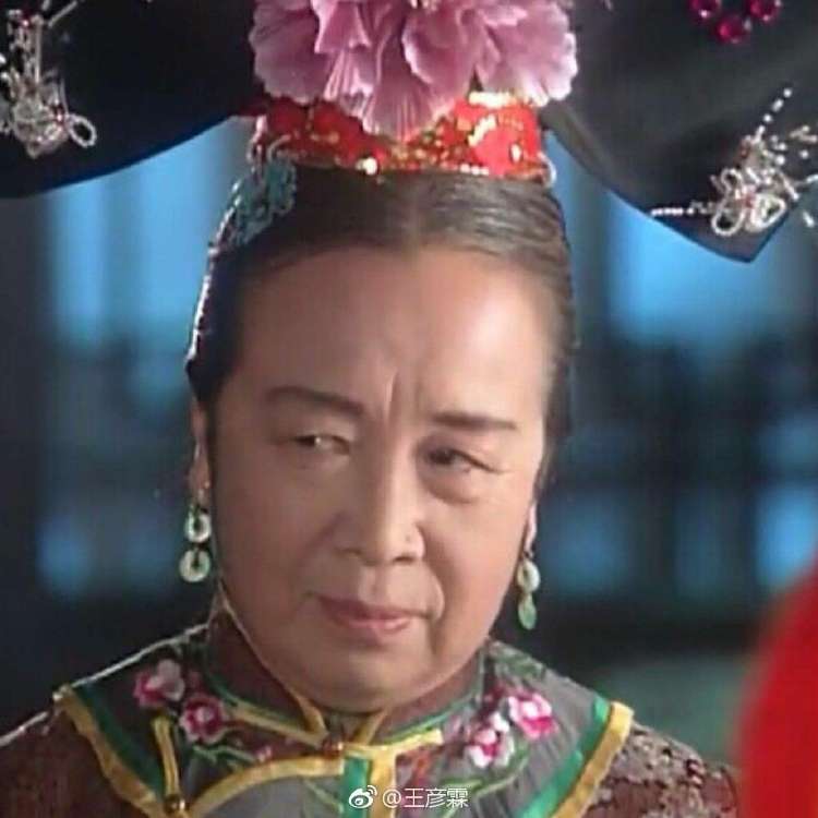 昆山凤栖园露天公交站台无任何遮挡希望领导给百姓一个遮挡避雨的好