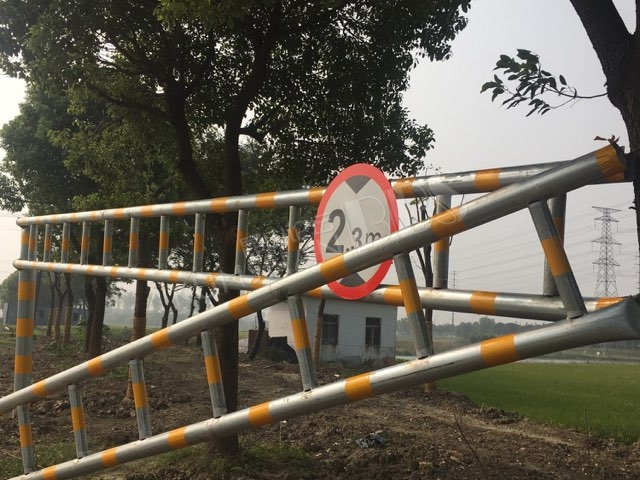 谁的车把张浦紫荆路上的限高杆撞成了这副样子?