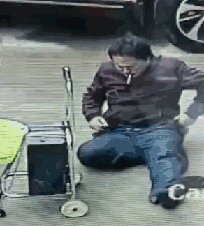 惊呆!职业乞丐街头淡定换"工作服",四肢健全瞬间变独腿残疾人