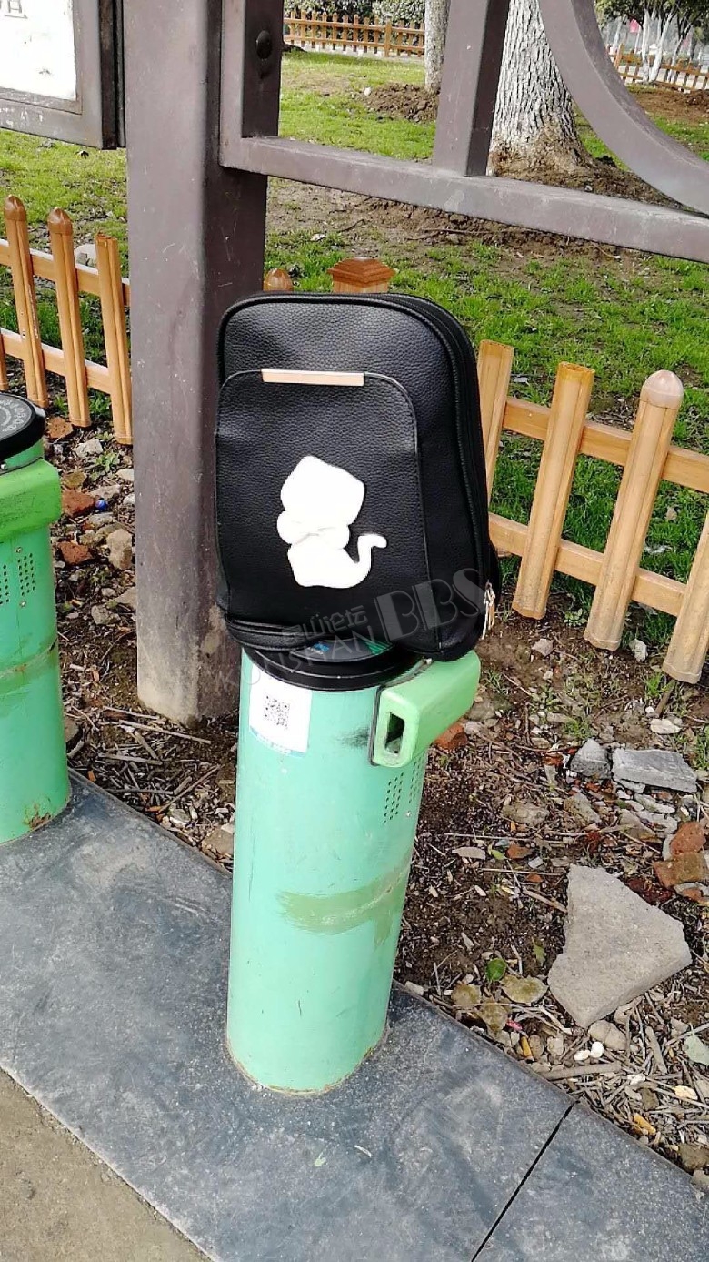 失物招领:在昆山城南中华园公共自行车站点捡到一女式包包!