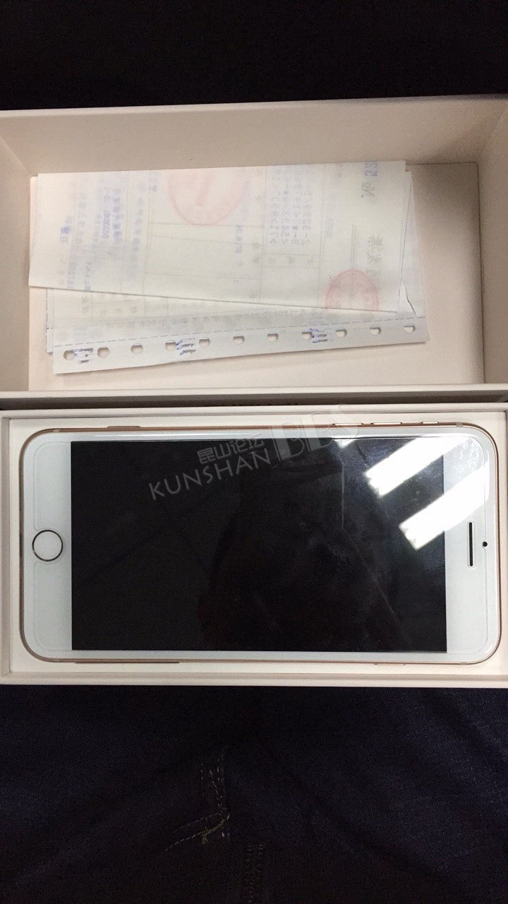 发   去年12月买的苹果8 plus  64g  金色   配件齐全,发票齐全(官网