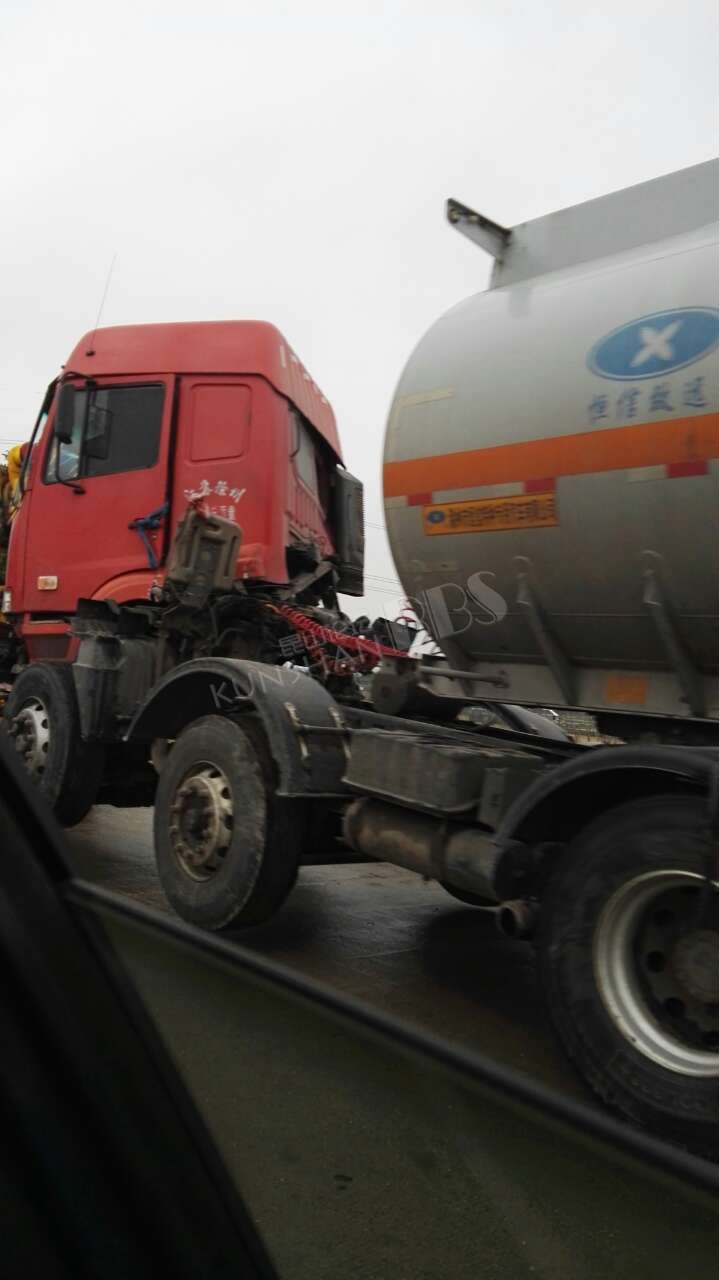 巴城石牌相石路发生交通事故,油罐车与大卡车相撞