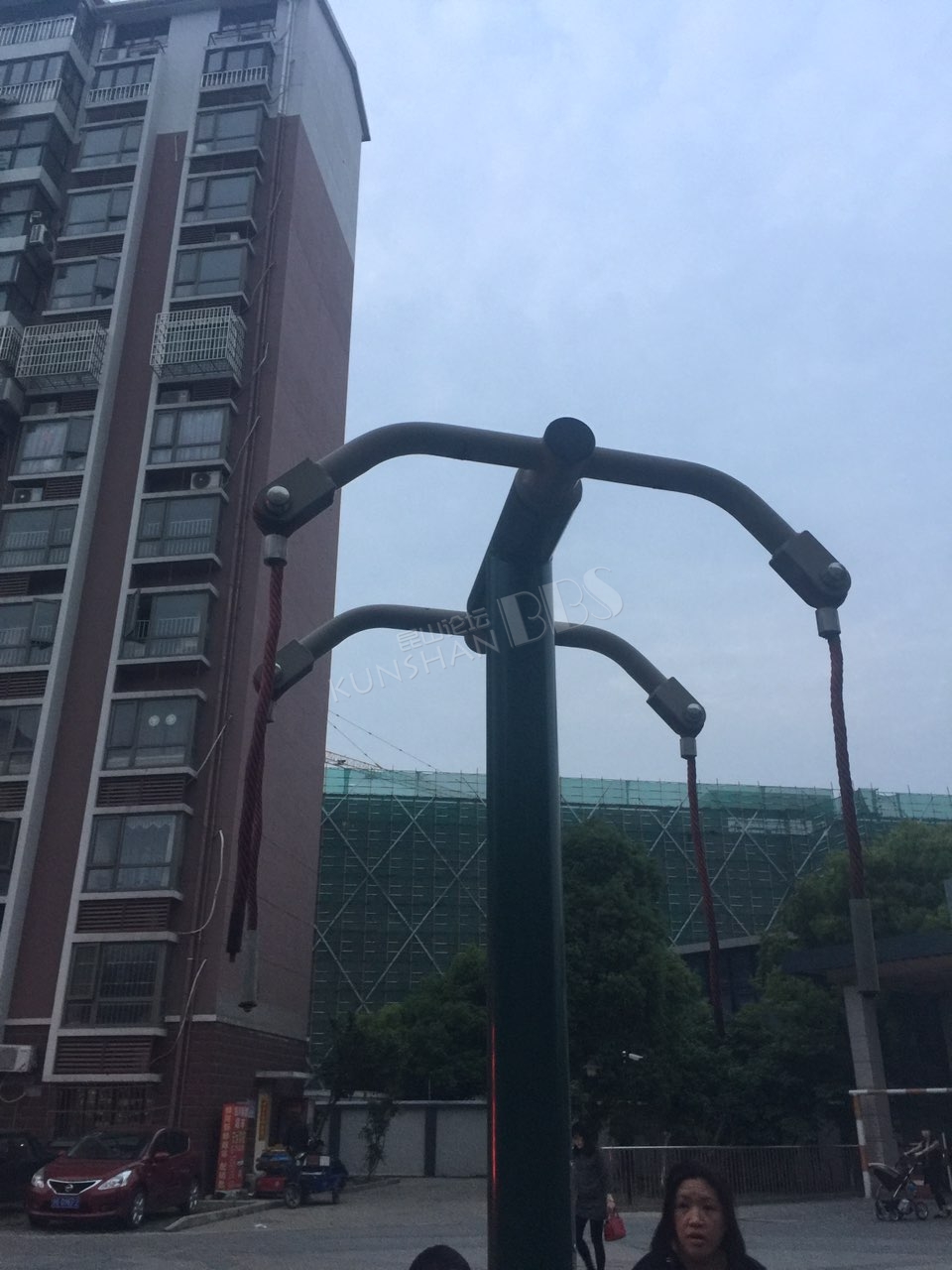 张浦银河新都小区物业太让人失望,绿化被当菜地,健身设施坏了也没人
