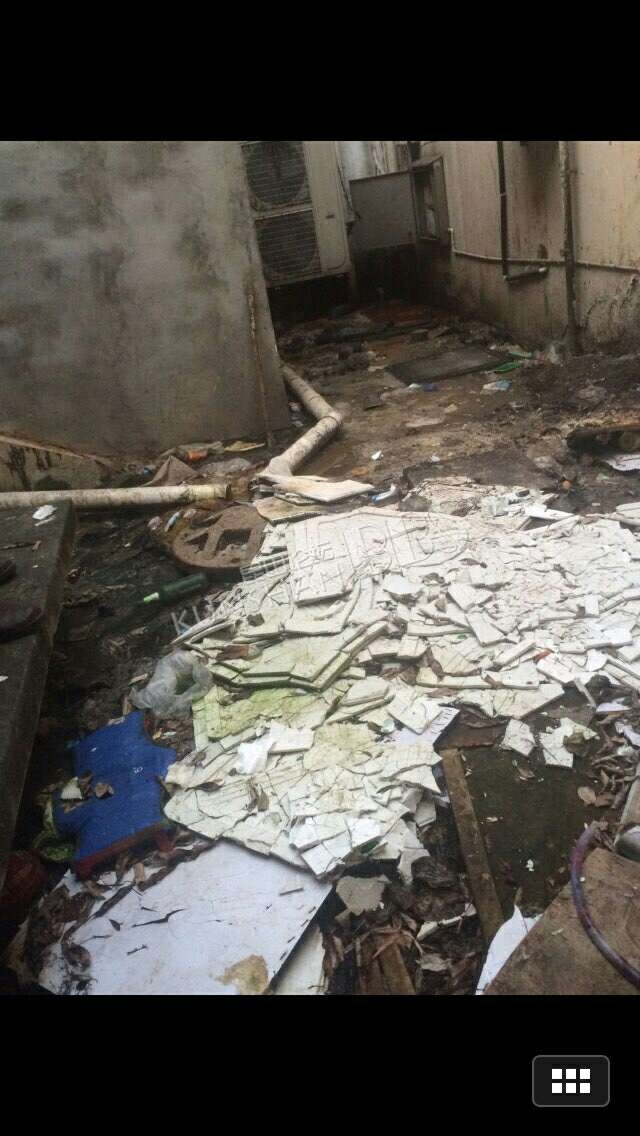 有人管么,天气热了!张浦蓝波湾公交站台太脏了