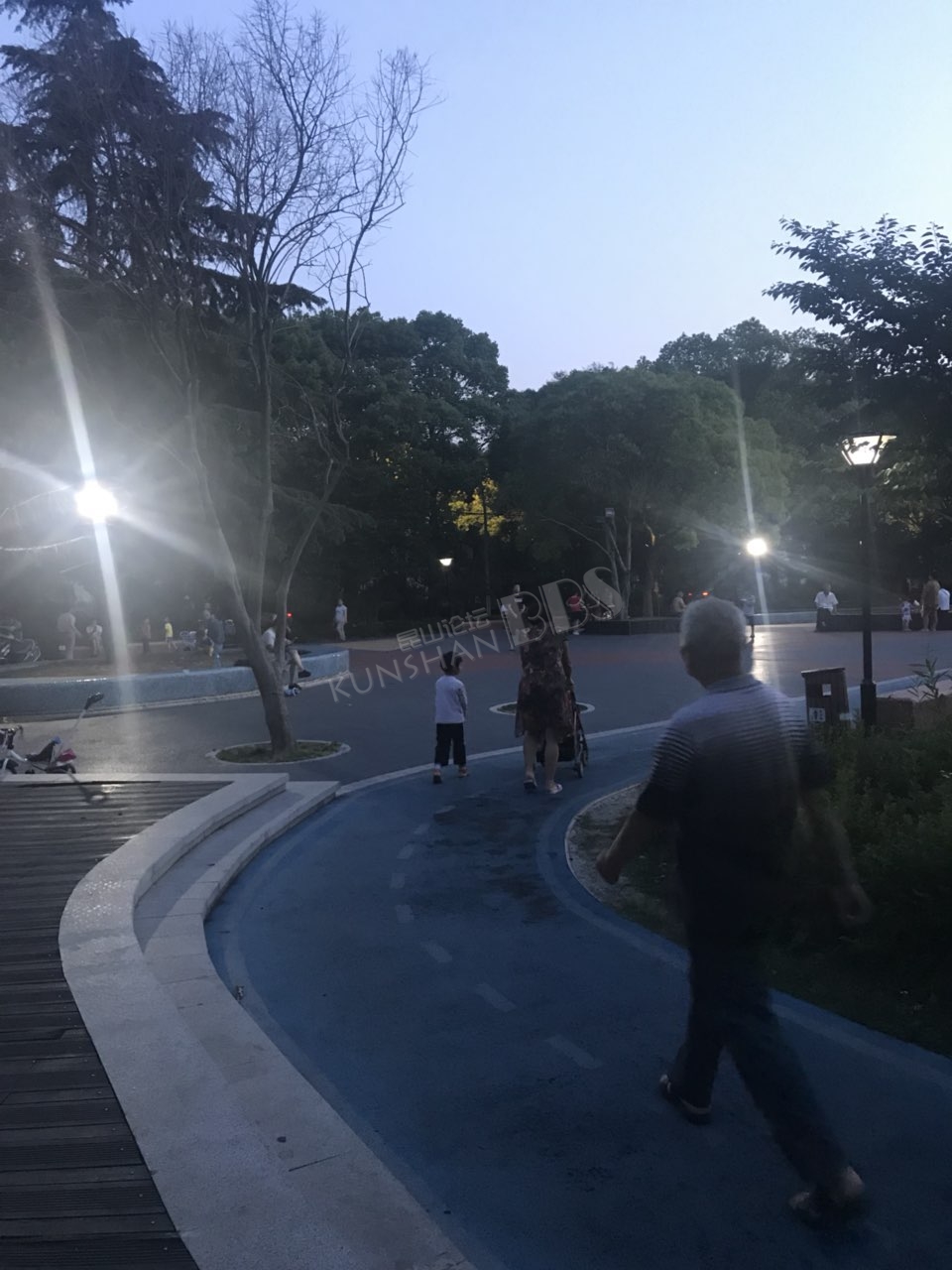 部分看到了,总之现在公园有灯了还是要赞下的,以后晚上逛公园不怕黑了