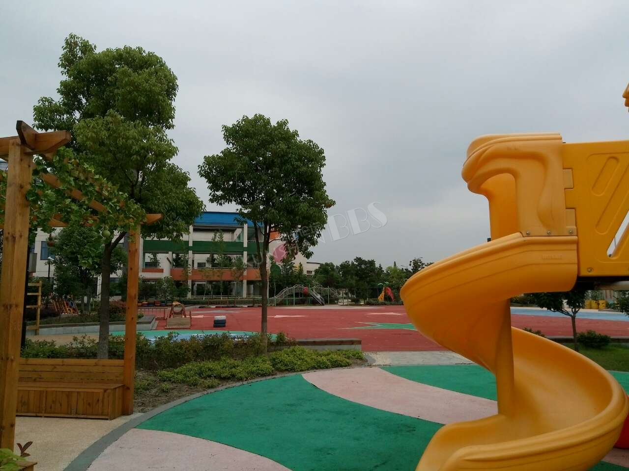 看到昆山的幼儿园的环境设施挺不错的,孩子们应能能够快乐成长