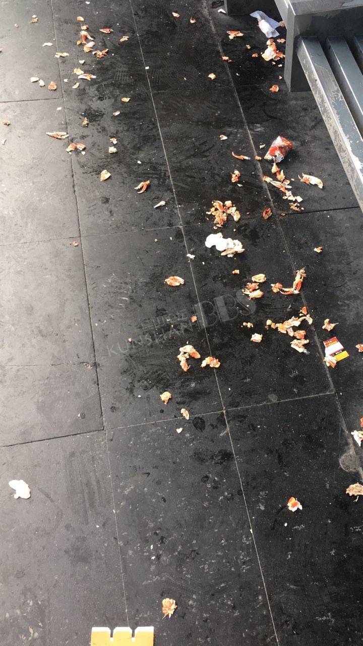 有时候边上还有呕吐物,真是无语.