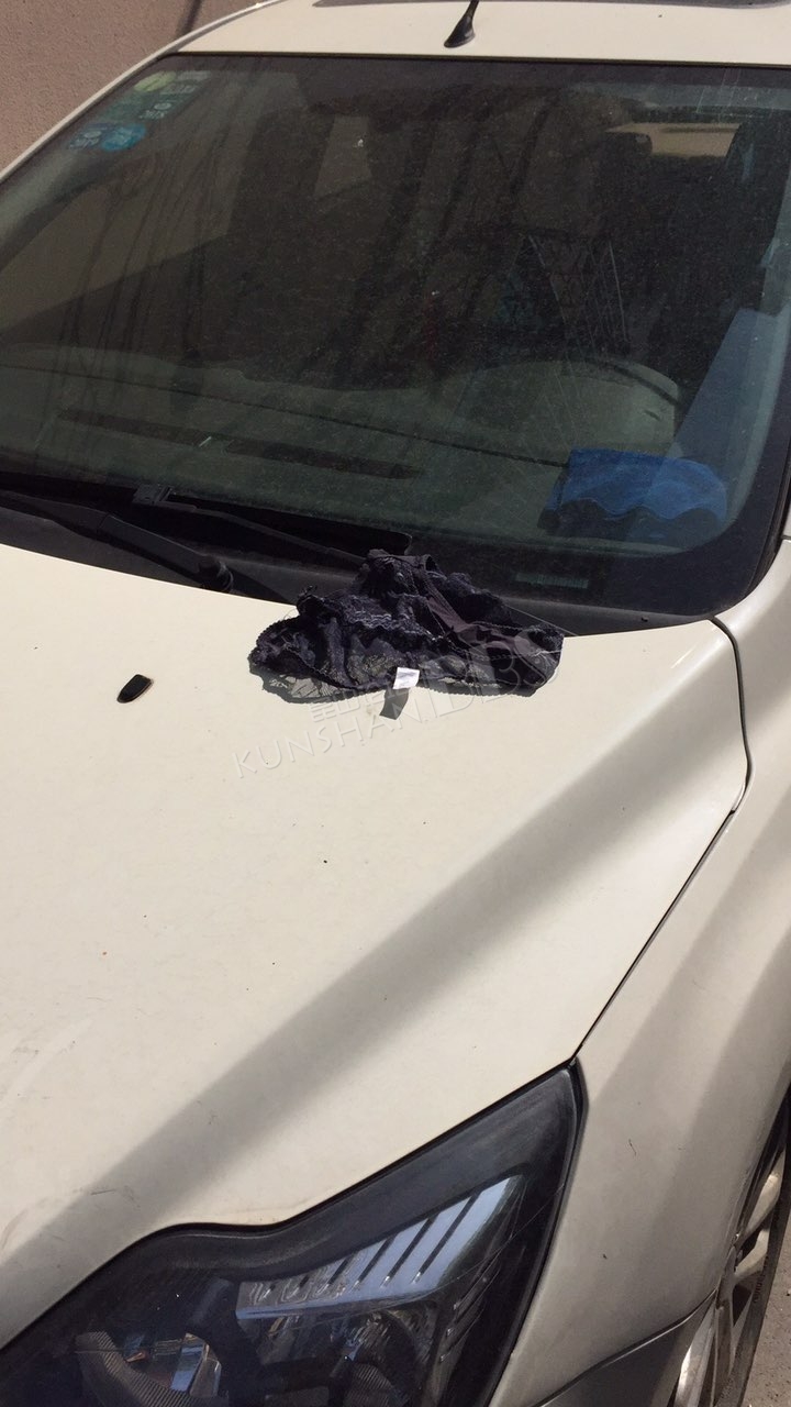 楼上的小姐姐,你的蕾丝内裤掉我车上啦,被老婆看到说不清的