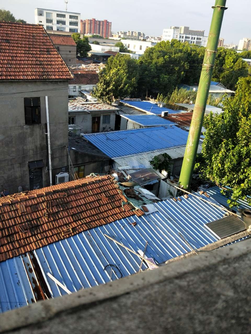 昆山市玉山镇城北胜利村南桥头30号,隔壁乱搭乱建三十余间活动房