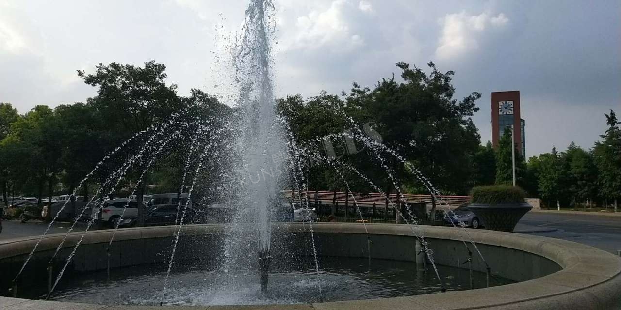 外滩印象花园大门口的喷泉首次打开,为新物业点赞!