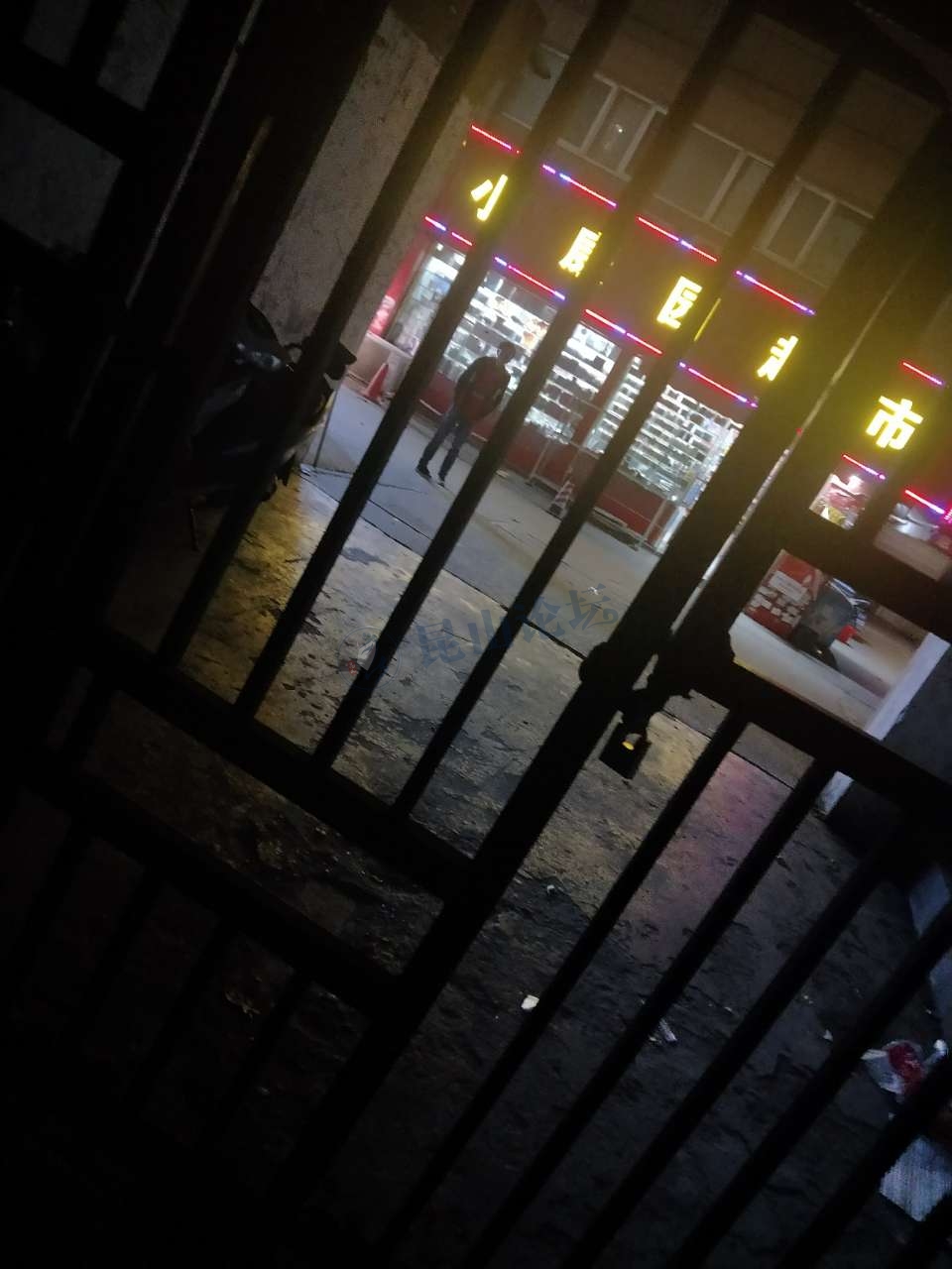 青春雅居每天晚上都把出入的大门上锁,是让下班晚的住户翻墙出入吗?