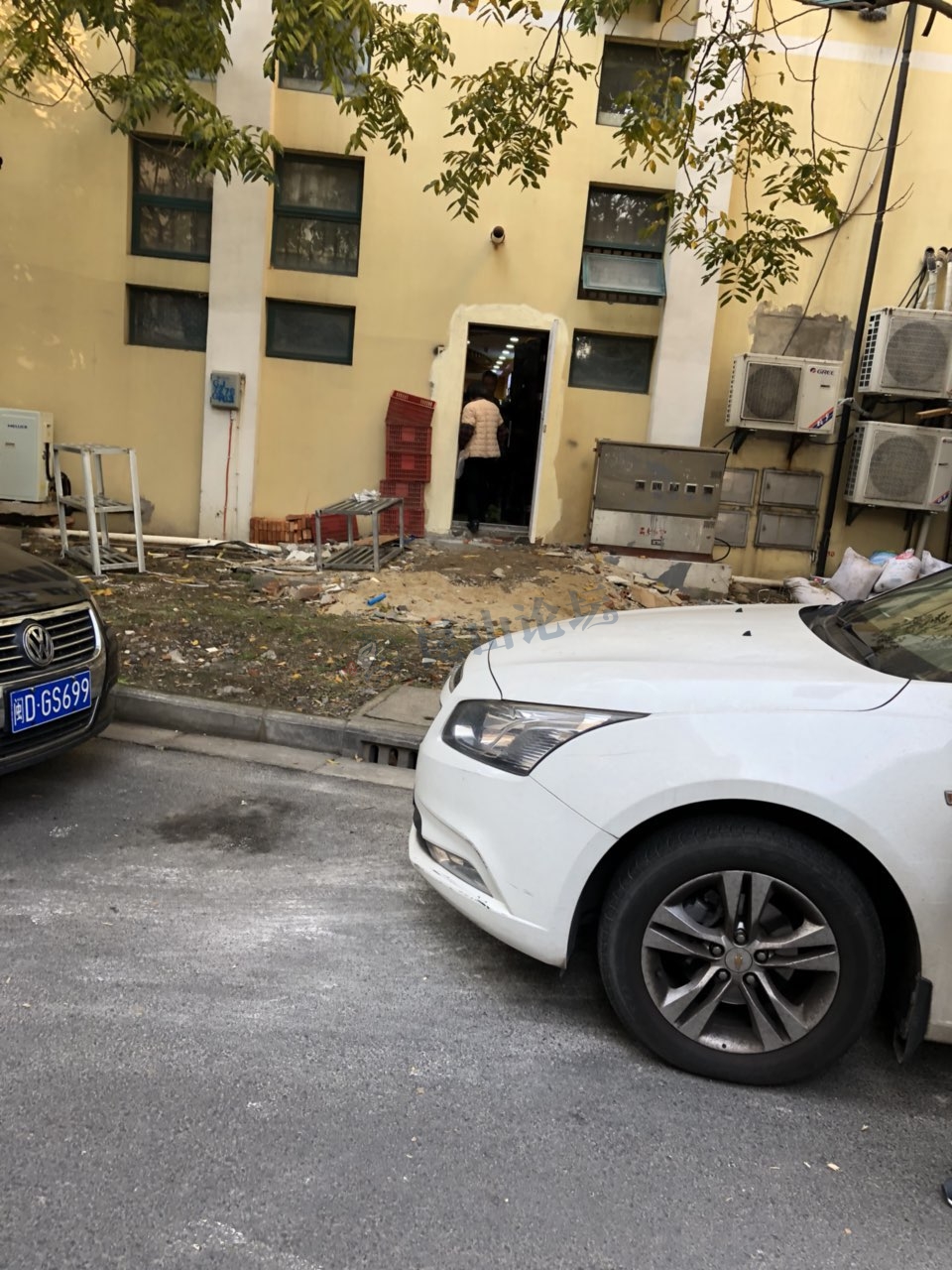 昆山花桥花苑新村小区沿街商铺私自破墙开后门,向社区反映不理会