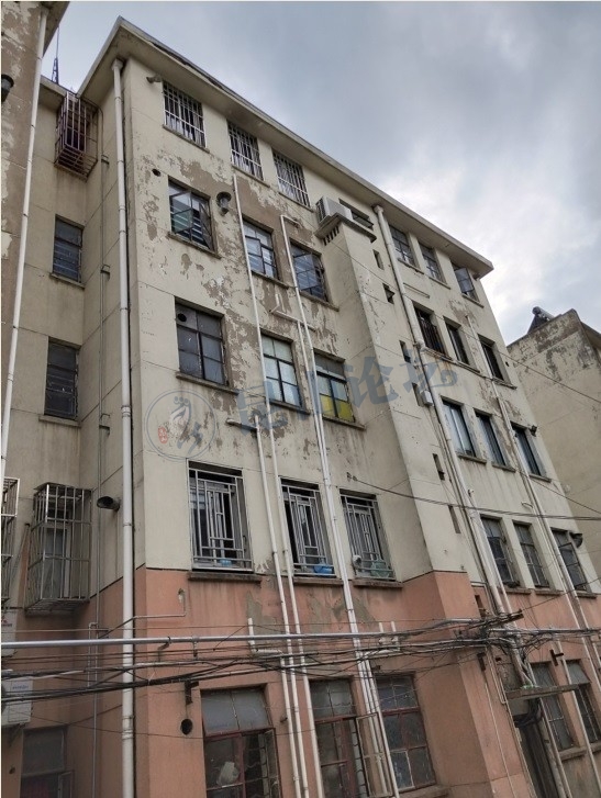 昆山红峰新村顶楼开裂严重,希望相关部门能及时解决!